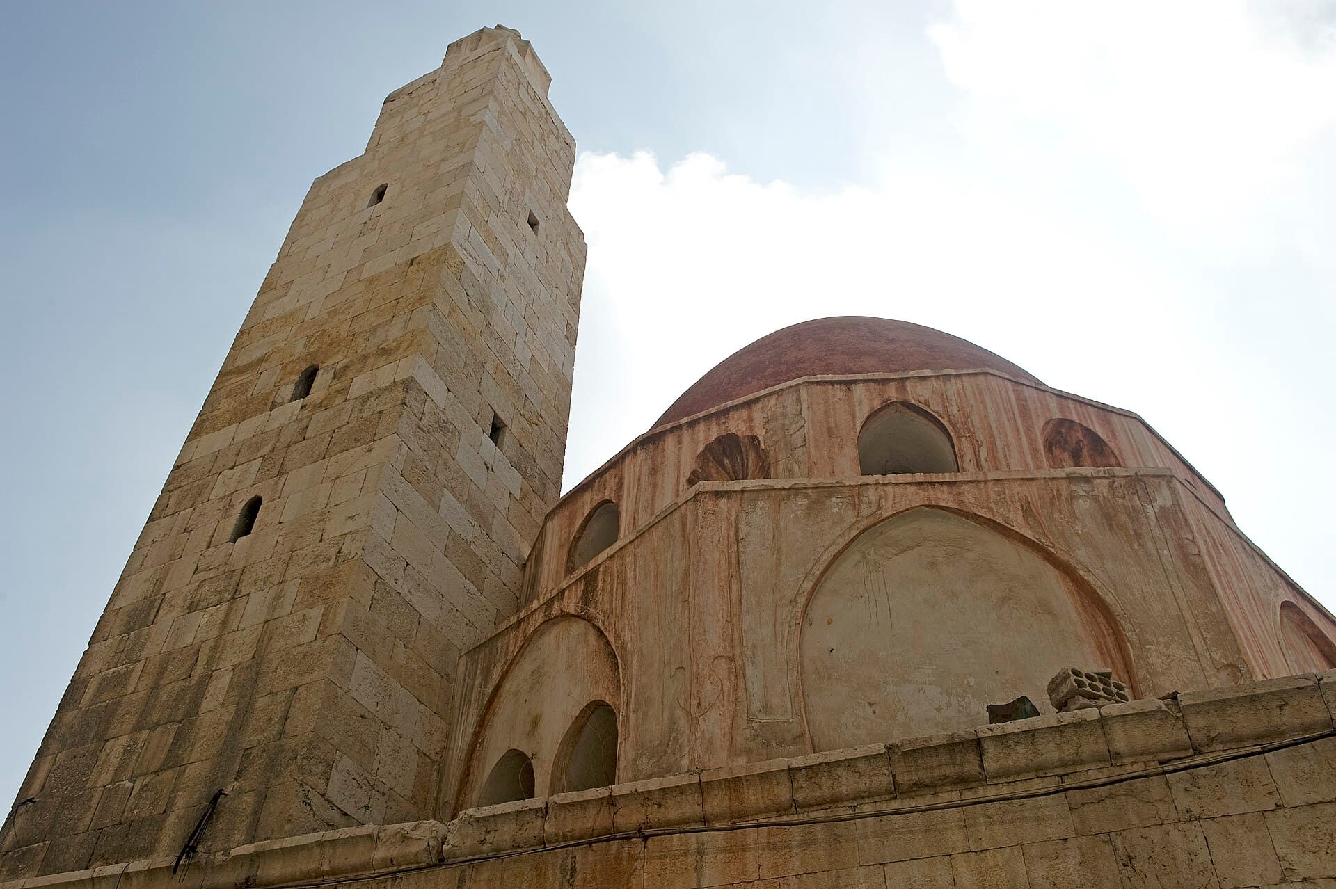 Murşidiyye Medresesi'nin kare taş minaresi ve yanındaki türbe kubbesi, Salihiye, Şam