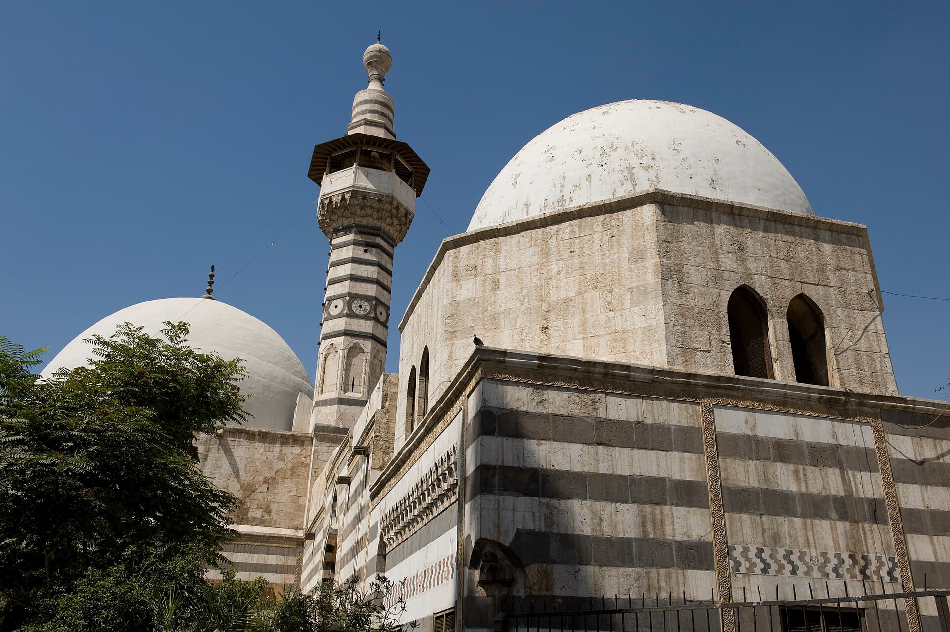 Nakşibendi Camii: kurşun kaplı iki kubbe, altıgen gövdeli şerefeli minare ve siyah-beyaz sıralar halinde örülmüş taş duvar