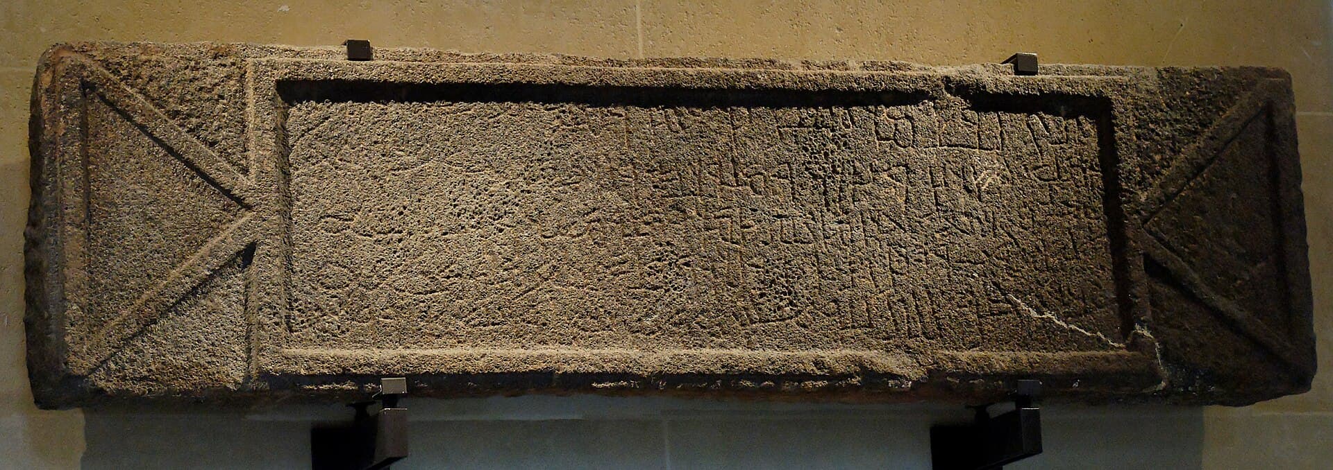 Nemara Yazıtı: beş satır kazınmış bazalt blok, kenarlarında çapraz bezeme; Louvre'da duvara asılı