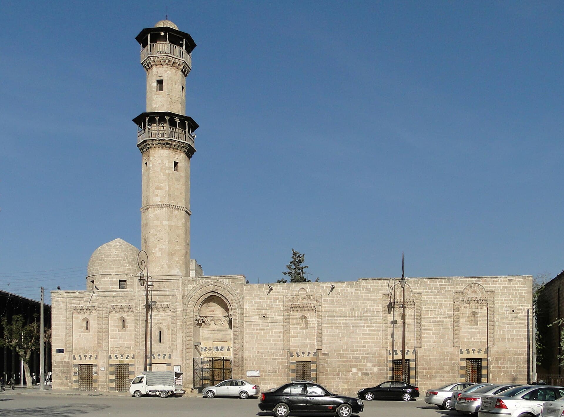Otruş Camii'nin oymalı taş cephesi ve iki şerefeli sekizgen minaresi (2010)