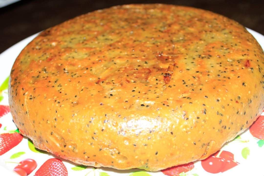 Tabakta duran, üstü çörek otlu ve kızarmış yuvarlak bir makmura; rakakanın sınırın öbür yakasında, kuzey Ürdün'de pişirilen kolu