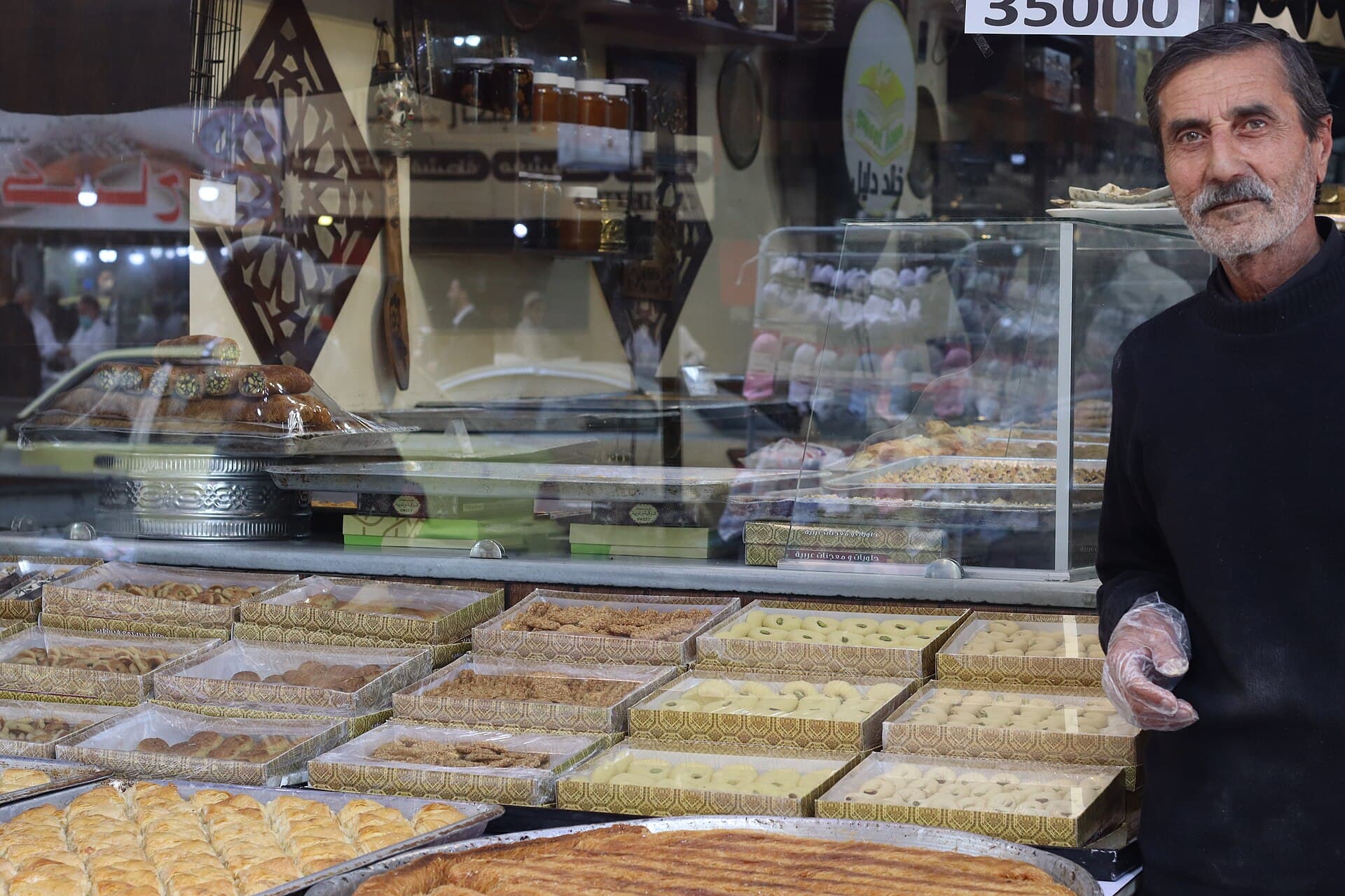Tatlıcı tezgâhında sıra sıra tepsiler: barazek, gurayba ve varbat