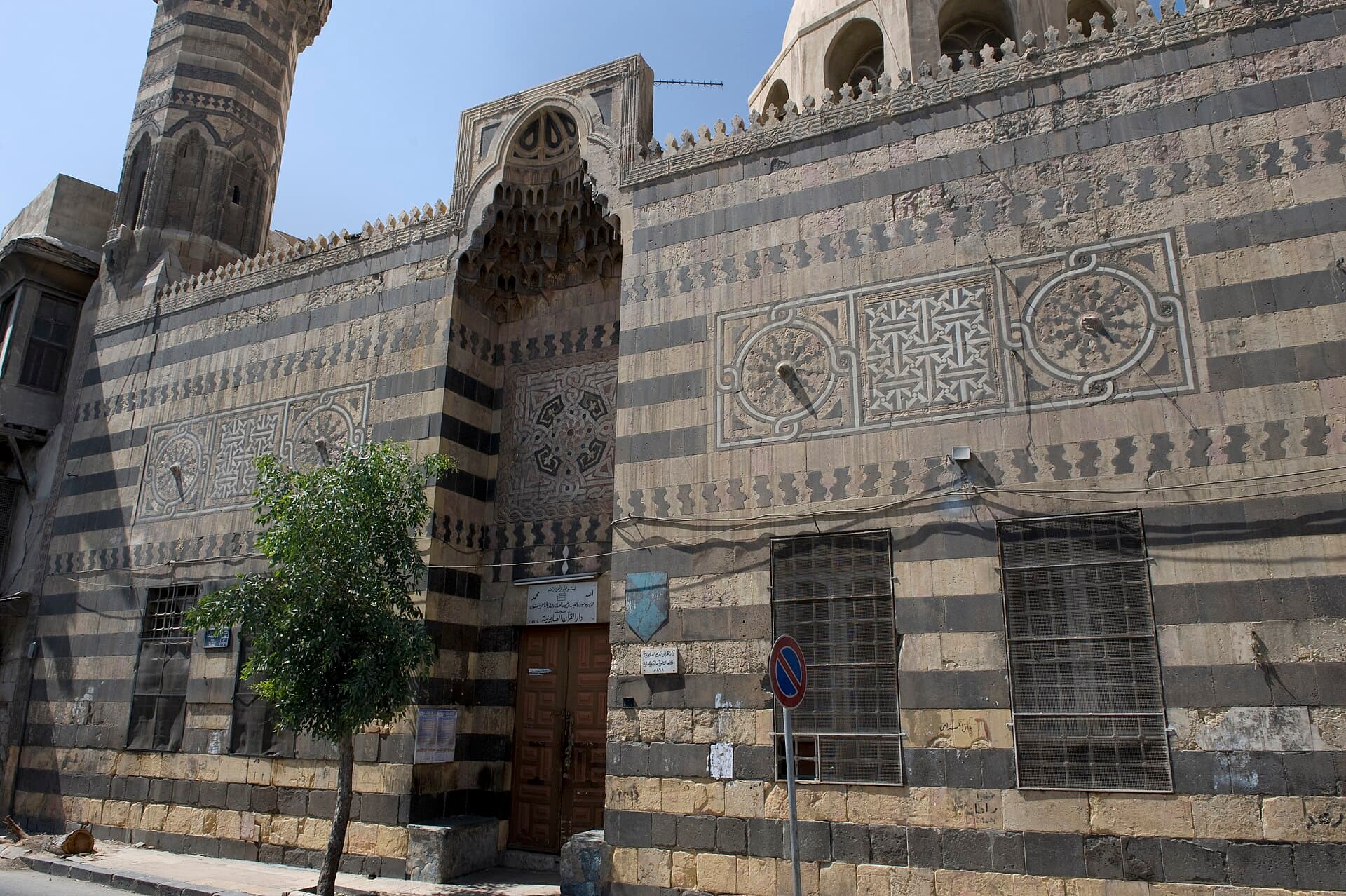 Sabuniyye Medresesi'nin almaşık taş cephesi, mukarnaslı portali ve sekizgen minaresi, Şam