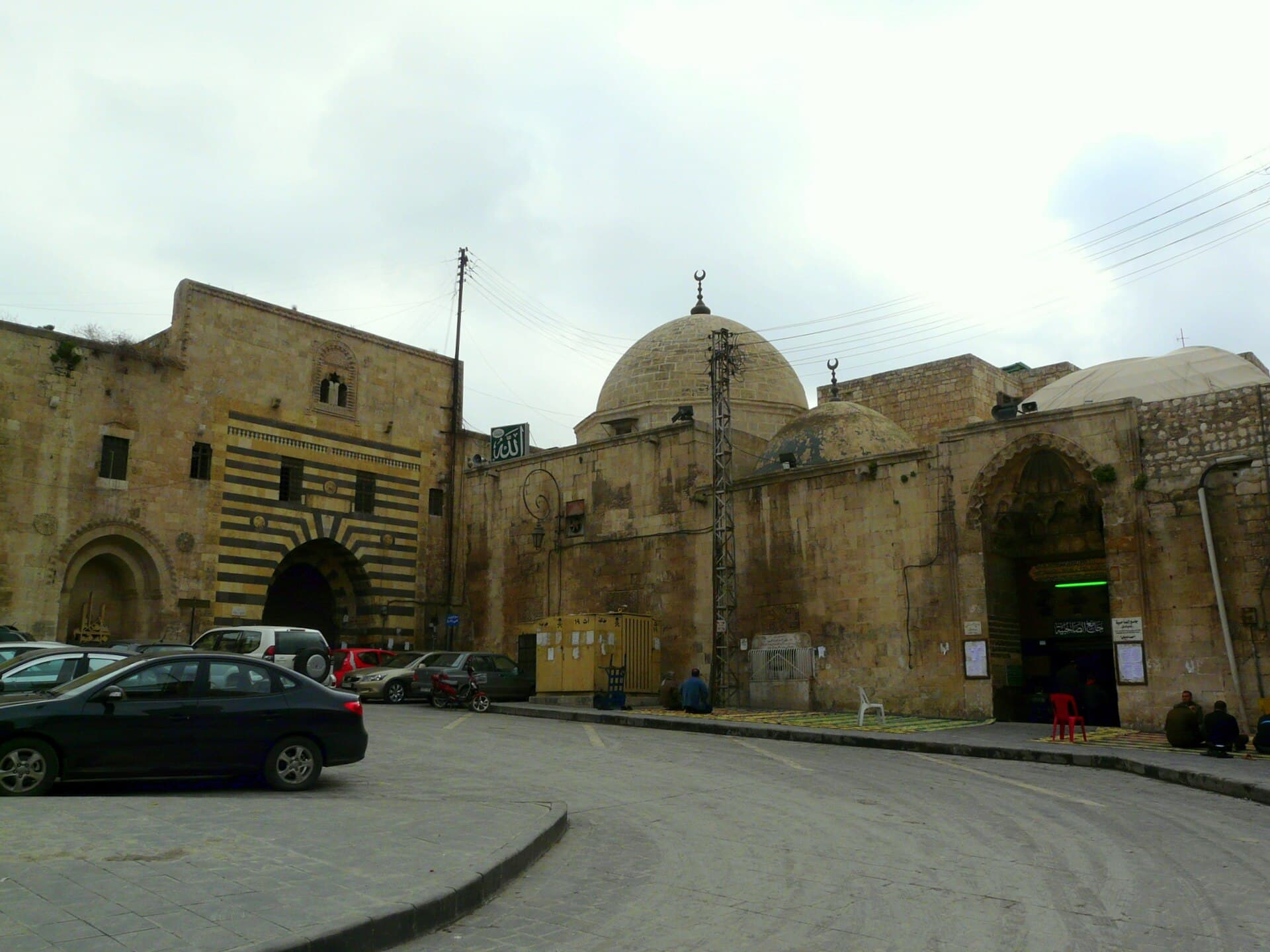 Sahibiye Camii'nin kubbeleri ve Han el-Vezir'in çizgili taç kapısı, Halep