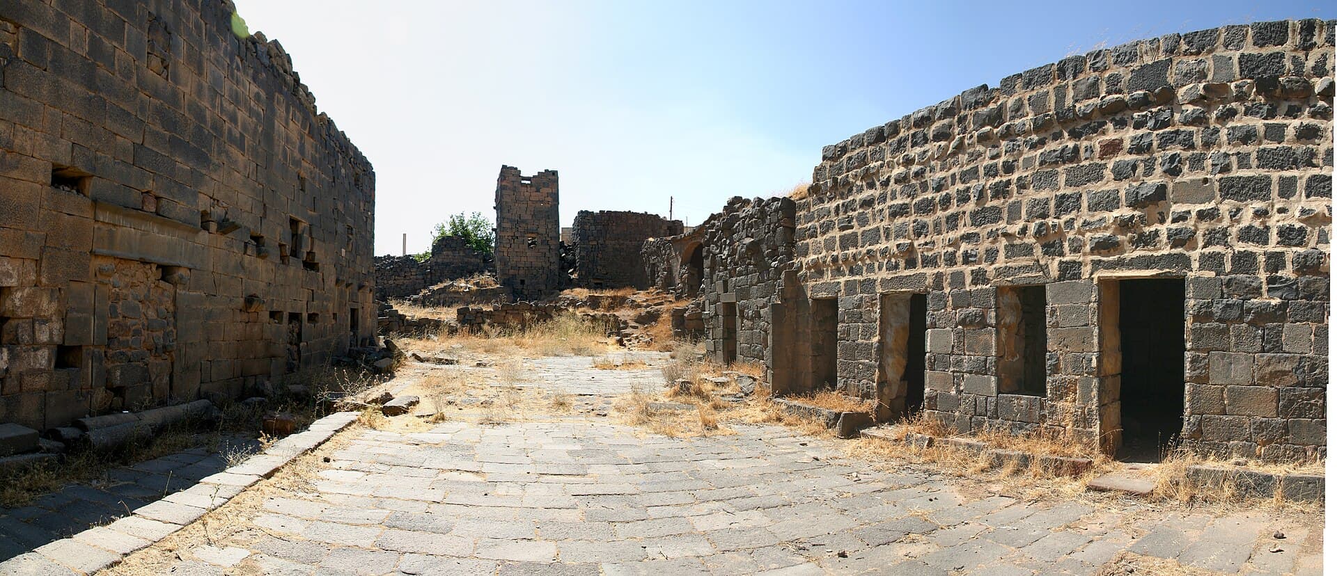 Şakka'da Kaysariye yapısının bazalt duvarları ve önündeki taş döşeli sokak