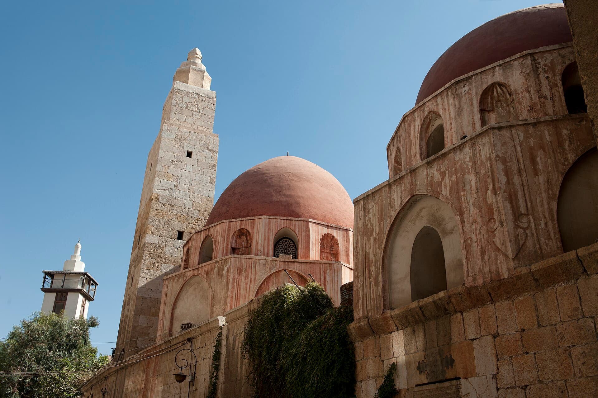 Şam'ın Salihiye semtindeki Medreseler Sokağı'nda Murşidiyye Medresesi'nin kare taş minaresi ve kiremit rengi kubbesi; sağda Farantî Türbesi'nin kubbesi, solda uzakta Atabekiyye Medresesi'nin minaresi