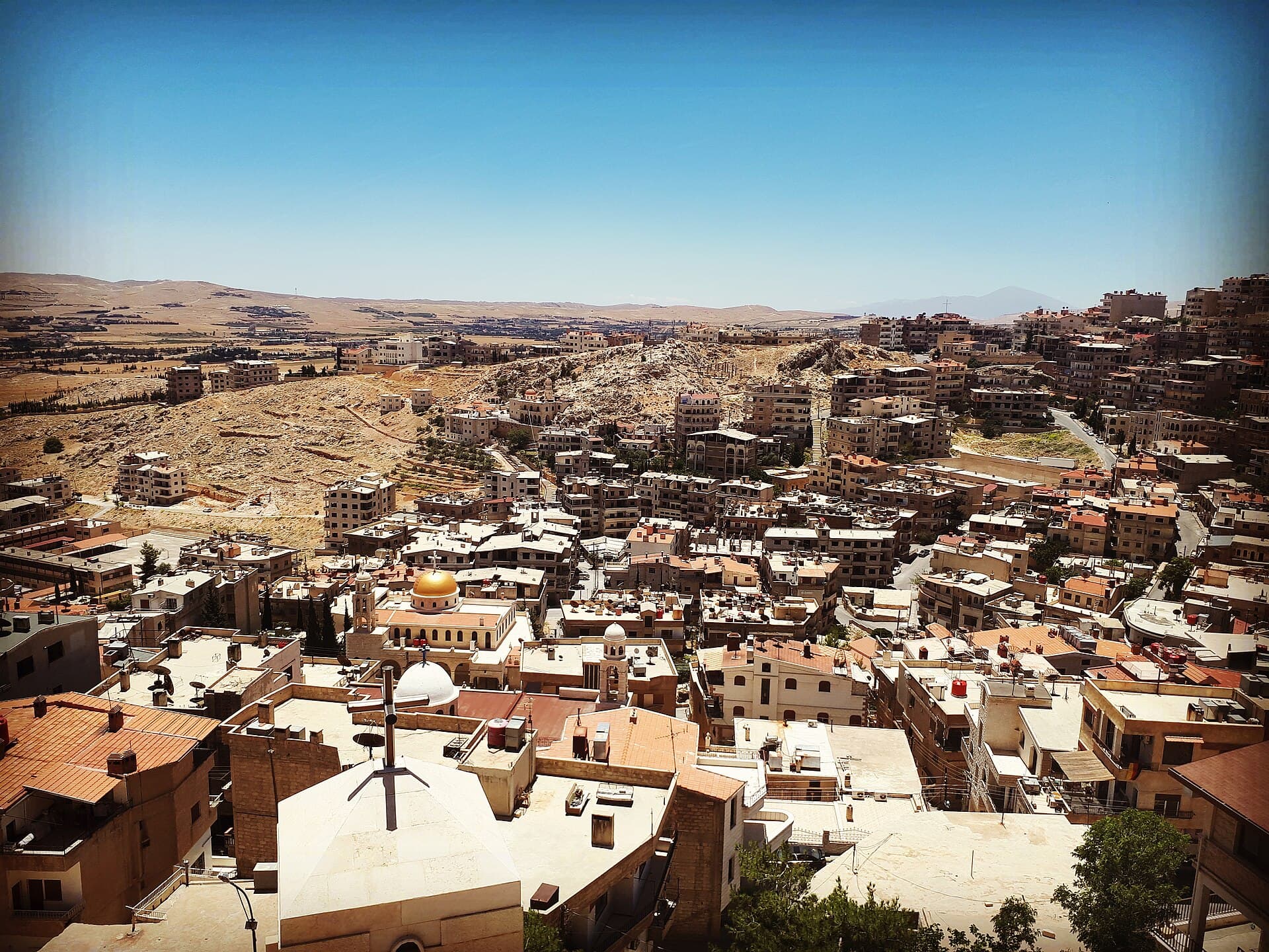 Saydnaya kasabasının damları ve kilise kubbeleri, arkada Kalamun'un çıplak tepeleri