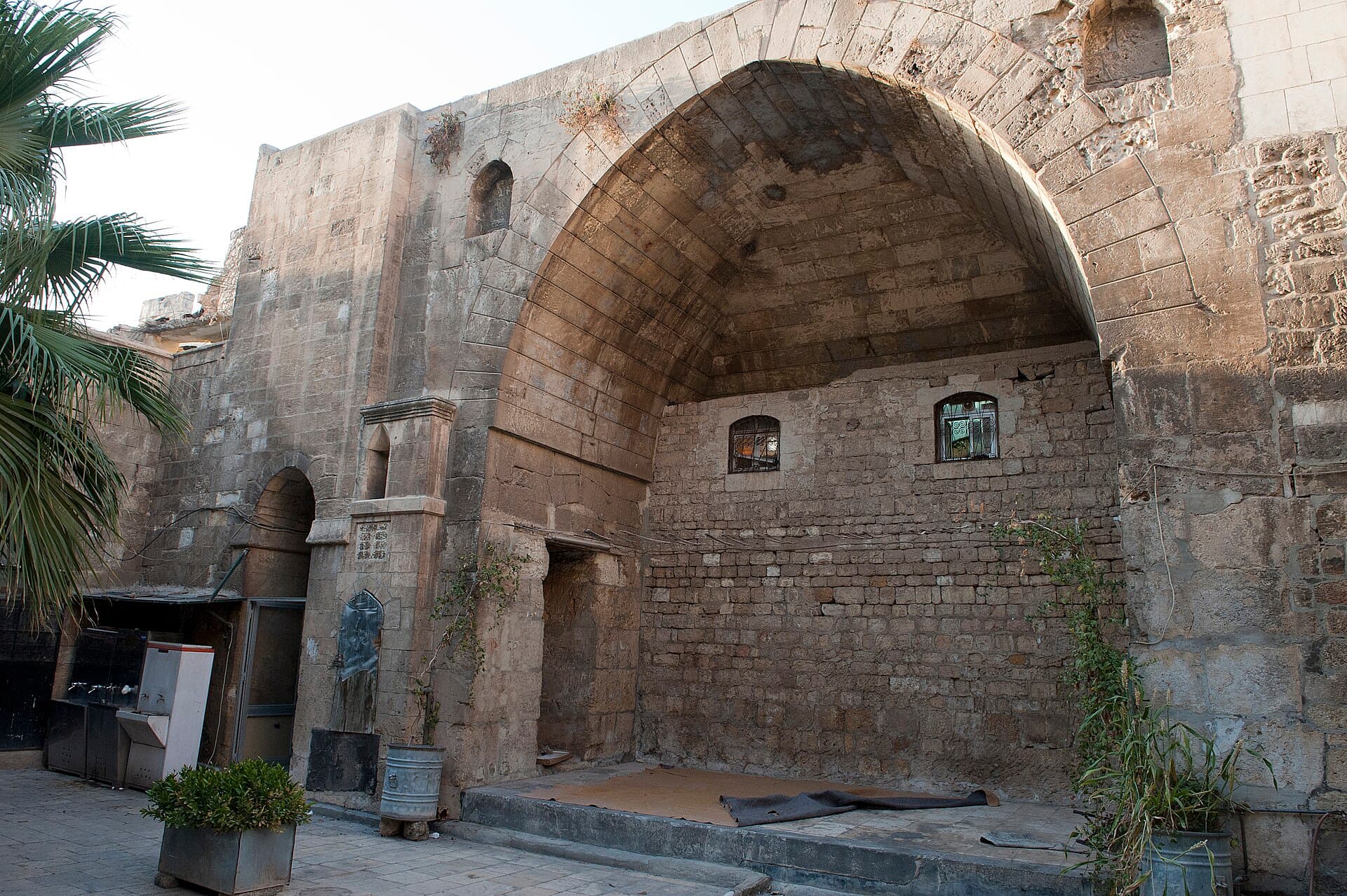 Şazbahtiye Medresesi'nin avlusuna açılan büyük taş eyvan ve yanındaki kemerli kapı, Halep