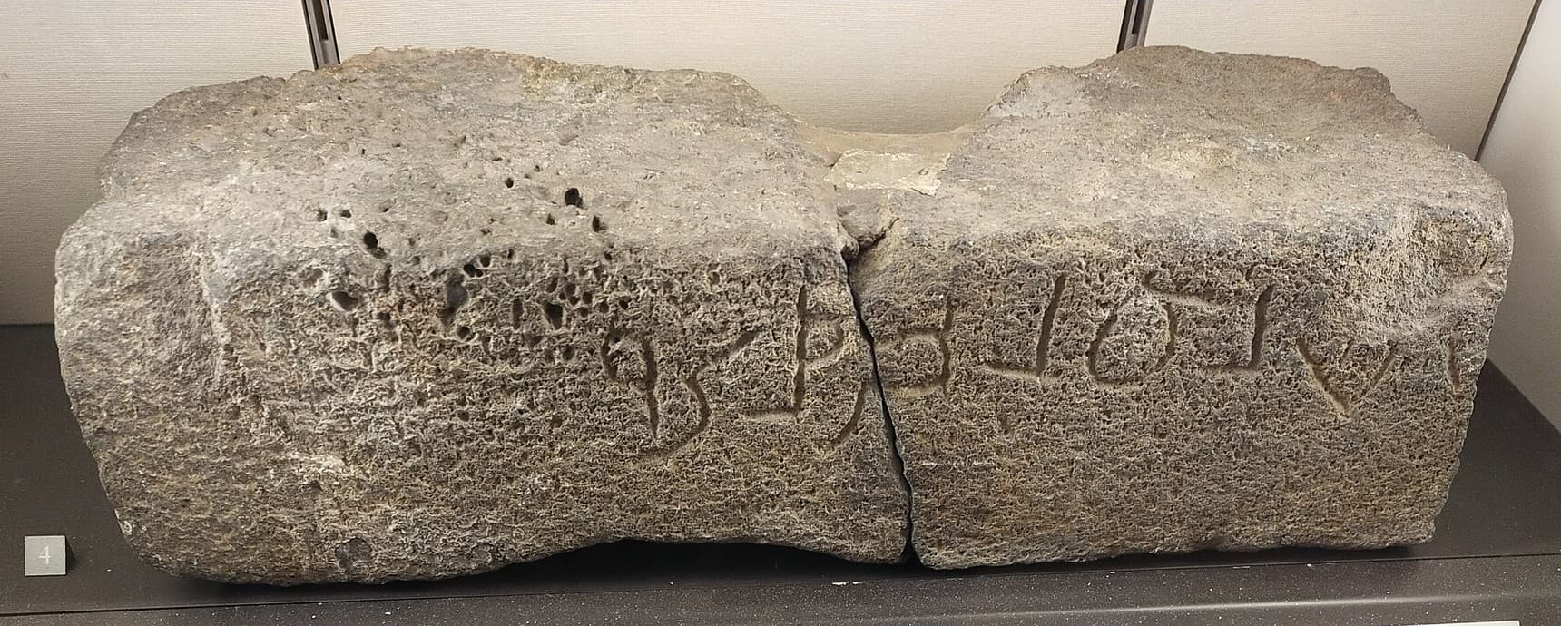 Si' kutsal alanından gelen, tanrı Qasiu'ya adak Nabatî yazıtı taşıyan iki parçalı bazalt blok, Louvre vitrininde