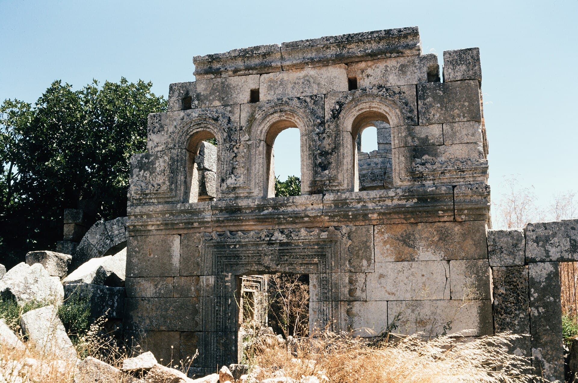 Sinhar'daki 6. yüzyıl şapelinin batı cephesi: silmeli kapı çerçevesi ve üstünde üç kemerli pencere
