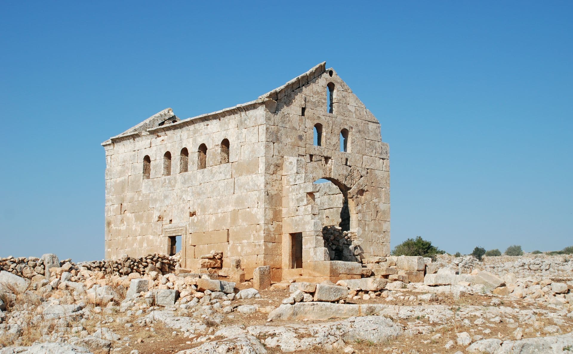 Sitt er-Rum'da duvarları ve alınlıkları ayakta duran tek nefli taş kilise, güneydoğudan