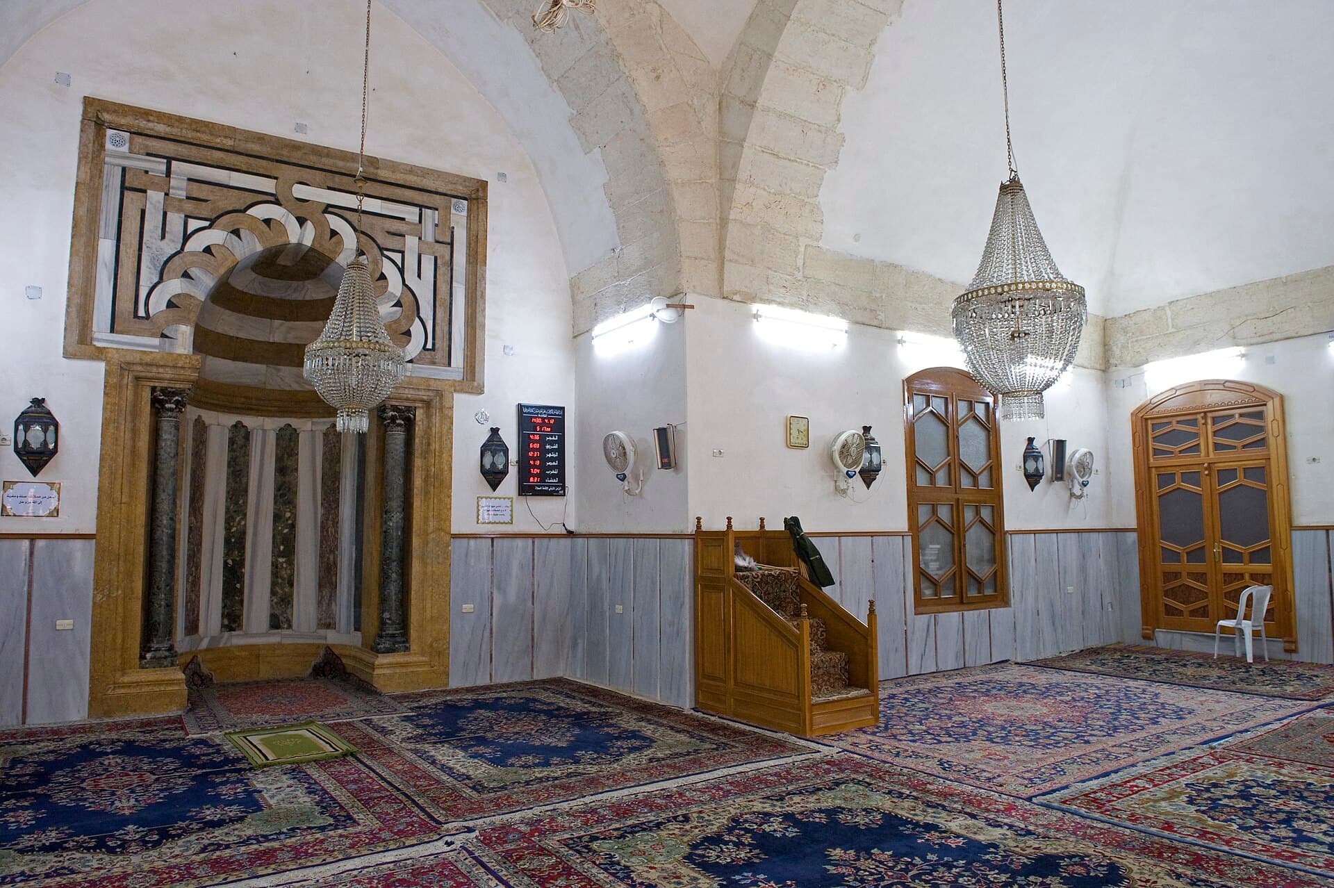 Sultaniye Medresesi'nin namaz salonu ve renkli mermer kakmalı mihrabı, Halep