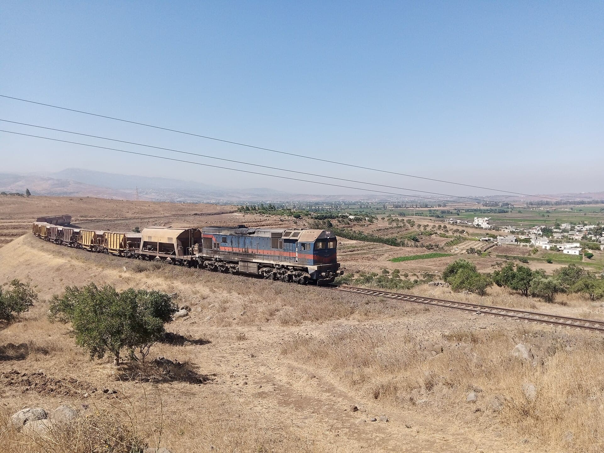 Humus kırsalında tek hatta ilerleyen Suriye Demiryolları fosfat yük treni