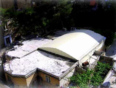 Surp Hagop Ermeni Kilisesi yukarıdan; kubbesi ve çan kulesi olmayan yapının beşik tonozlu çatısı ve çevresindeki küçük avlu