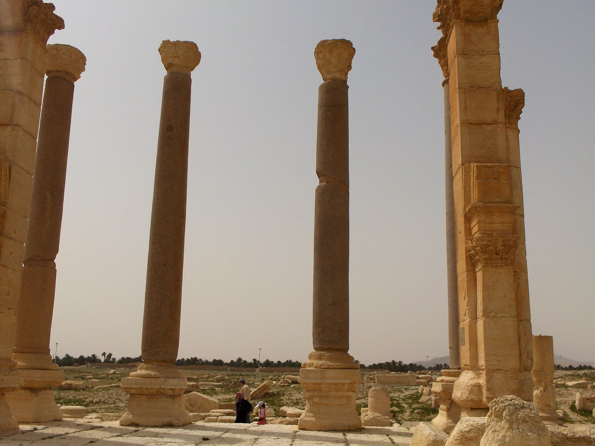 Tedmür Diocletianus Hamamları'nın girişindeki koyu renkli granit sütunlar ve yanlarındaki açık renkli kireçtaşı ayak