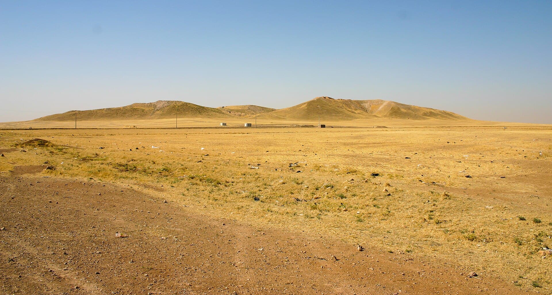 Tell Brak höyüğü ovanın içinden uzaktan görünüyor; düzlükte tek yükselti olarak duruyor