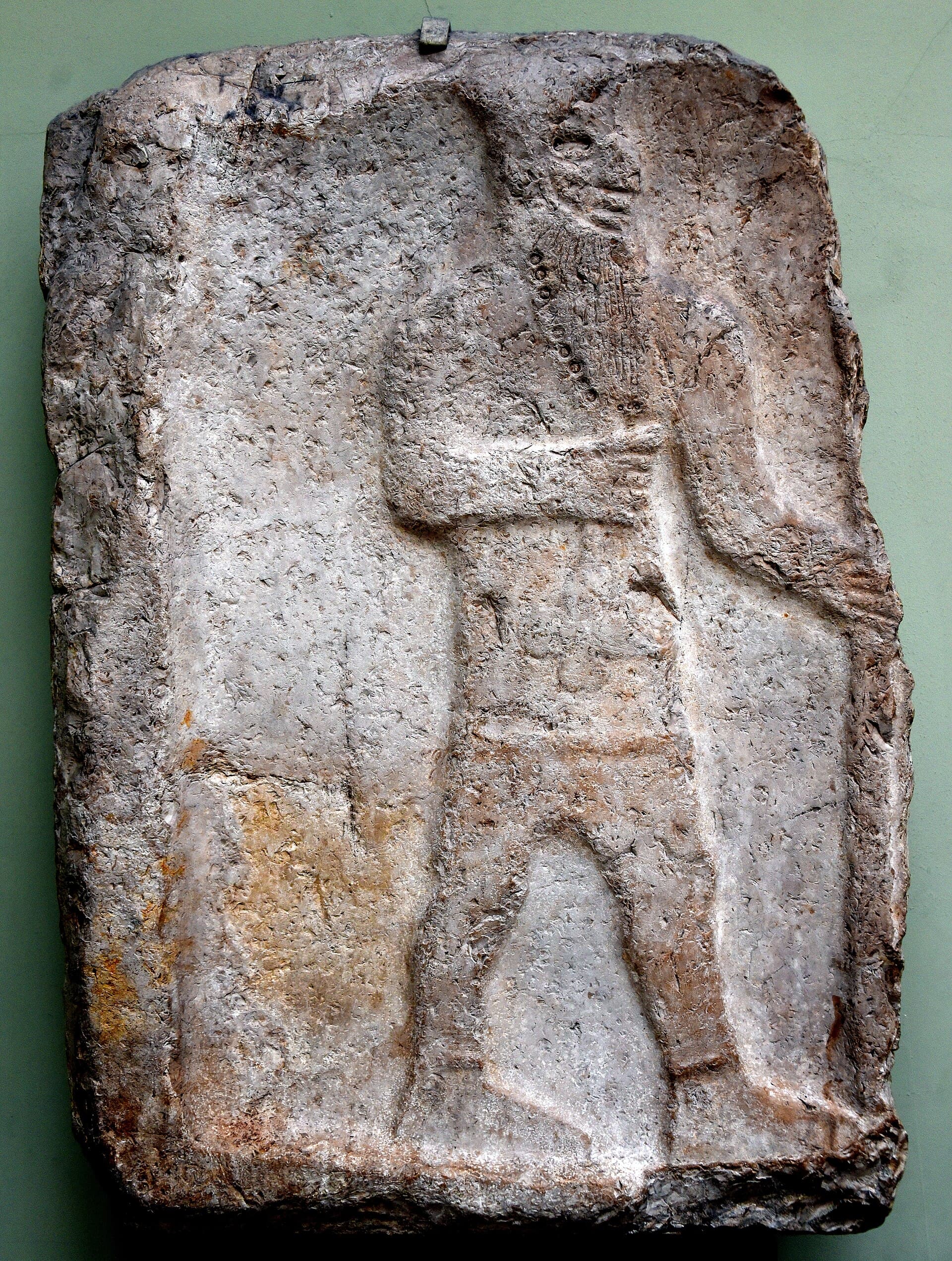 Tell es-Salihiye'den çıkan, British Museum'da sergilenen kireçtaşı stel: elinde asa tutan sakallı bir Arami kralının yandan kabartması