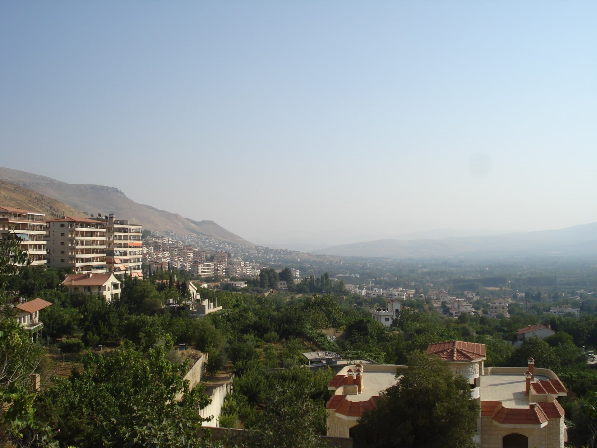 Zebedani kasabasının yamaca yayılan evleri ve aşağıda uzanan ova