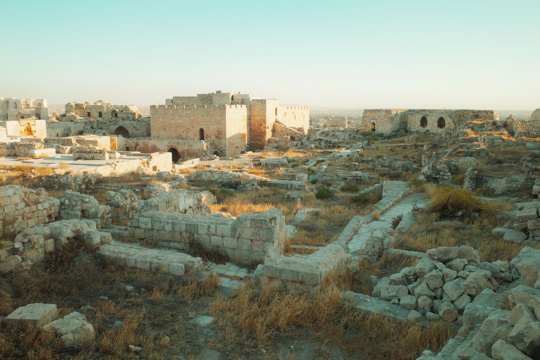 Gün doğumunda Halep Kalesi'nin kalıntıları