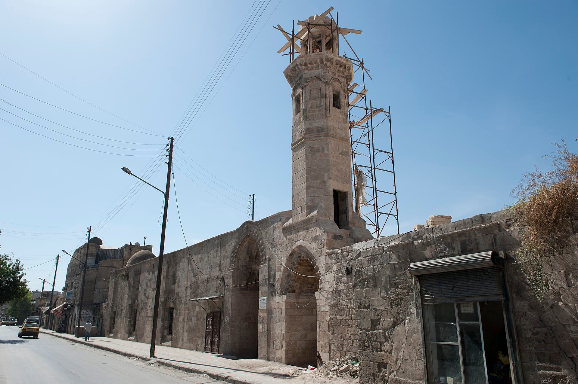 Tavaşi Camii'nin sokağa bakan uzun cephesi ve onarım iskelesi altındaki kısa minaresi (2010)