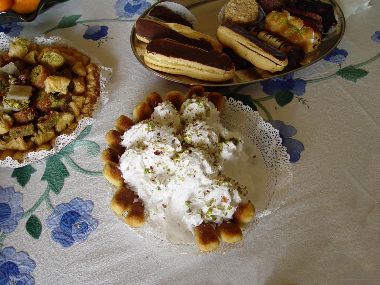 Natef kremasının çevresine dizilmiş karabij; arkada baklava tabağı