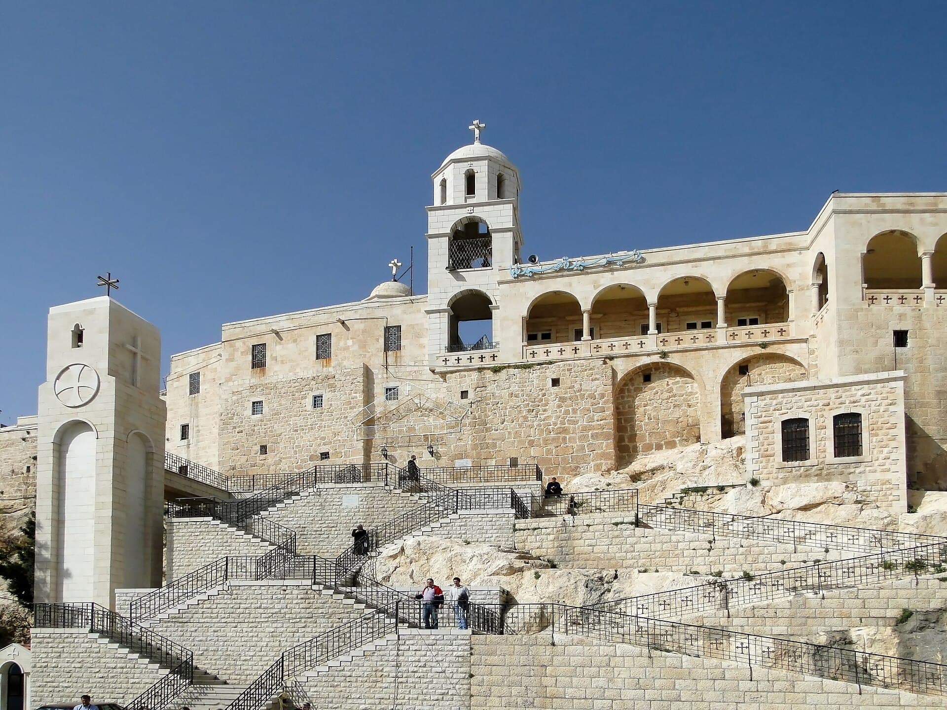 Saydnaya Manastırı'nın kaya üzerindeki yapıları ve merdivenleri