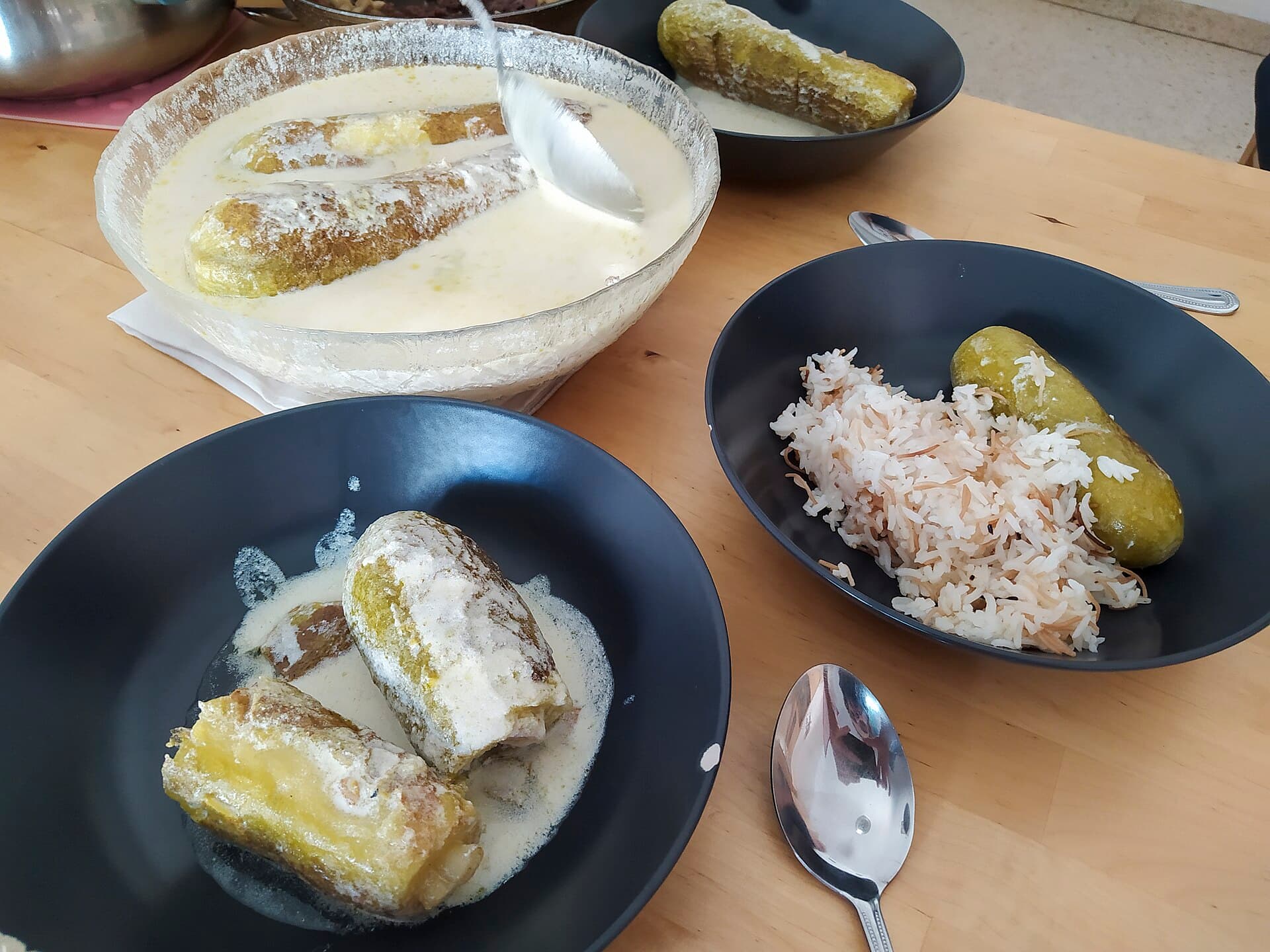 Yoğurtlu sosta pişmiş şeyh el-mahşi ve yanında şehriyeli pilav