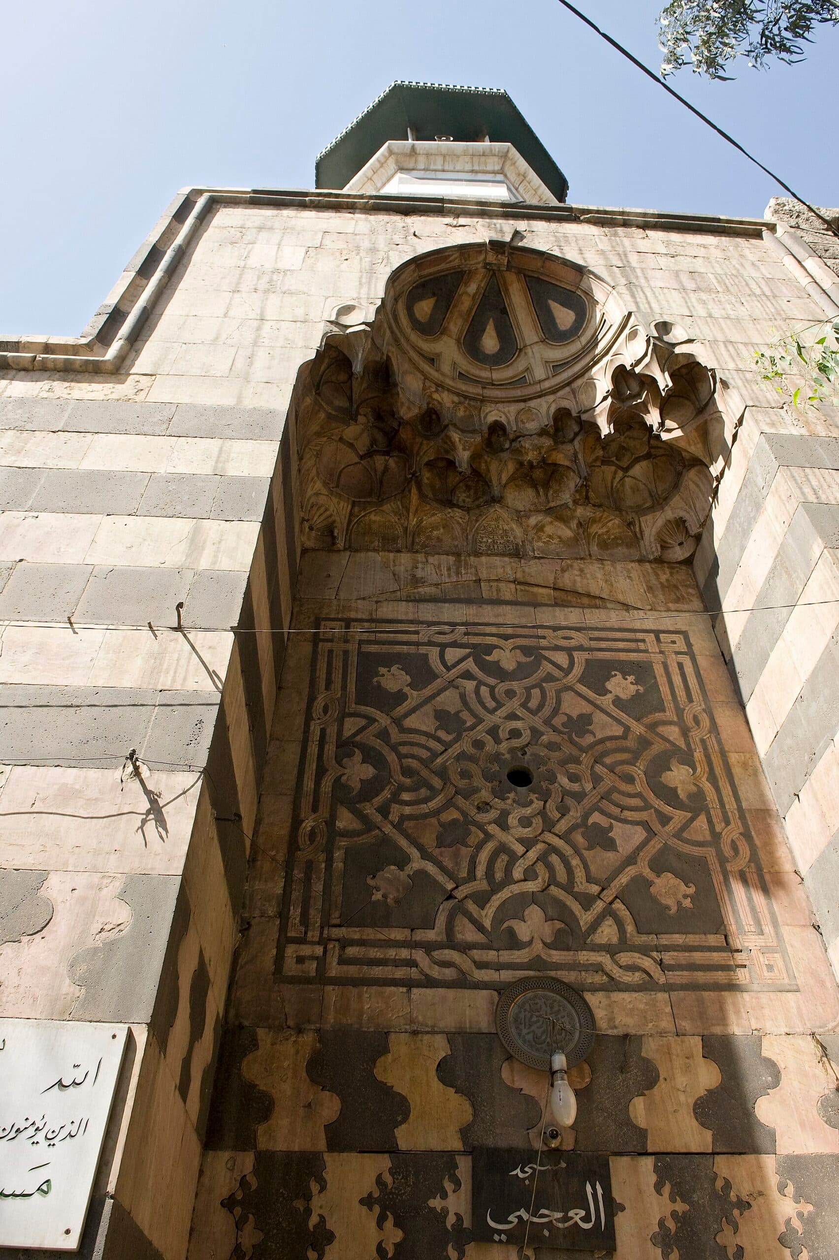 Acemi Camii'nin mukarnaslı taş kapı nişi ve nişin içini kaplayan mermer kakma pano