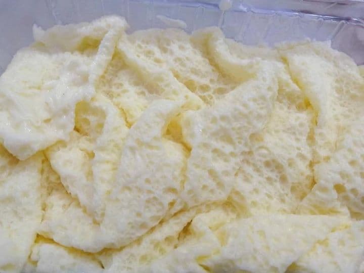Kapta üst üste duran arap kaymağı tabakaları: delikli, süngerimsi ve kat kat
