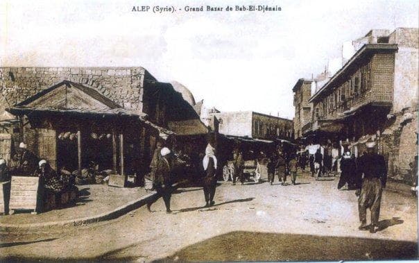 1920 tarihli kartpostal: Bab el-Cinan çarşısında tenteli tezgâhlar, yük arabaları ve yayalar