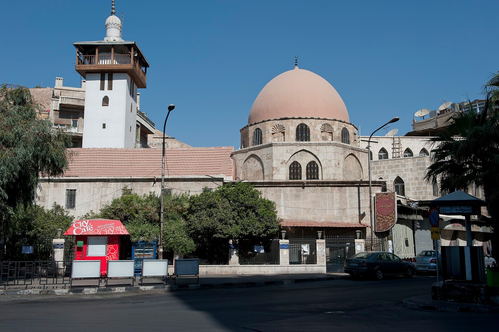 Cisr el-Ebyad Camii'nin pembemsi kubbesi ve ahşap şerefeli beyaz minaresi, Salihiye, Şam