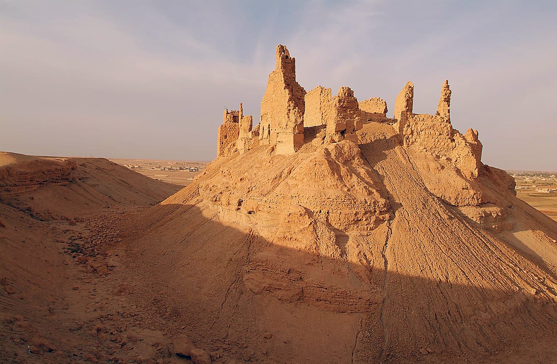 Mayadin yakınında yapay höyüğün üstünde duran kerpiç Rahbe Kalesi'nin yıpranmış kuleleri, akşamüstü ışığında