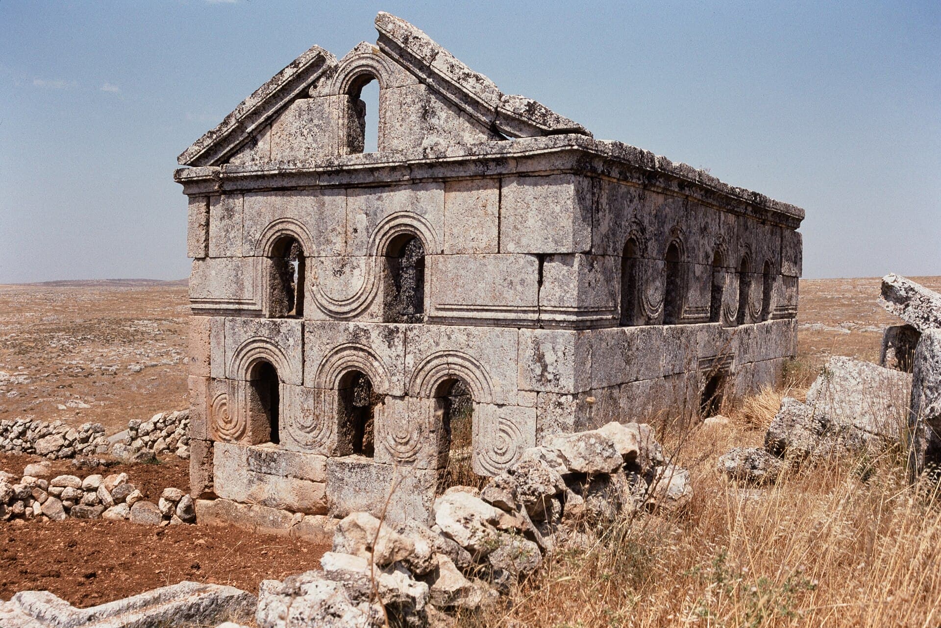 Barişa Dağı'ndaki Deyruni manastır şapeli: alınlığı ayakta batı cephesi ve kemerli pencerelerin üstünden helezonla dolanan silmeler