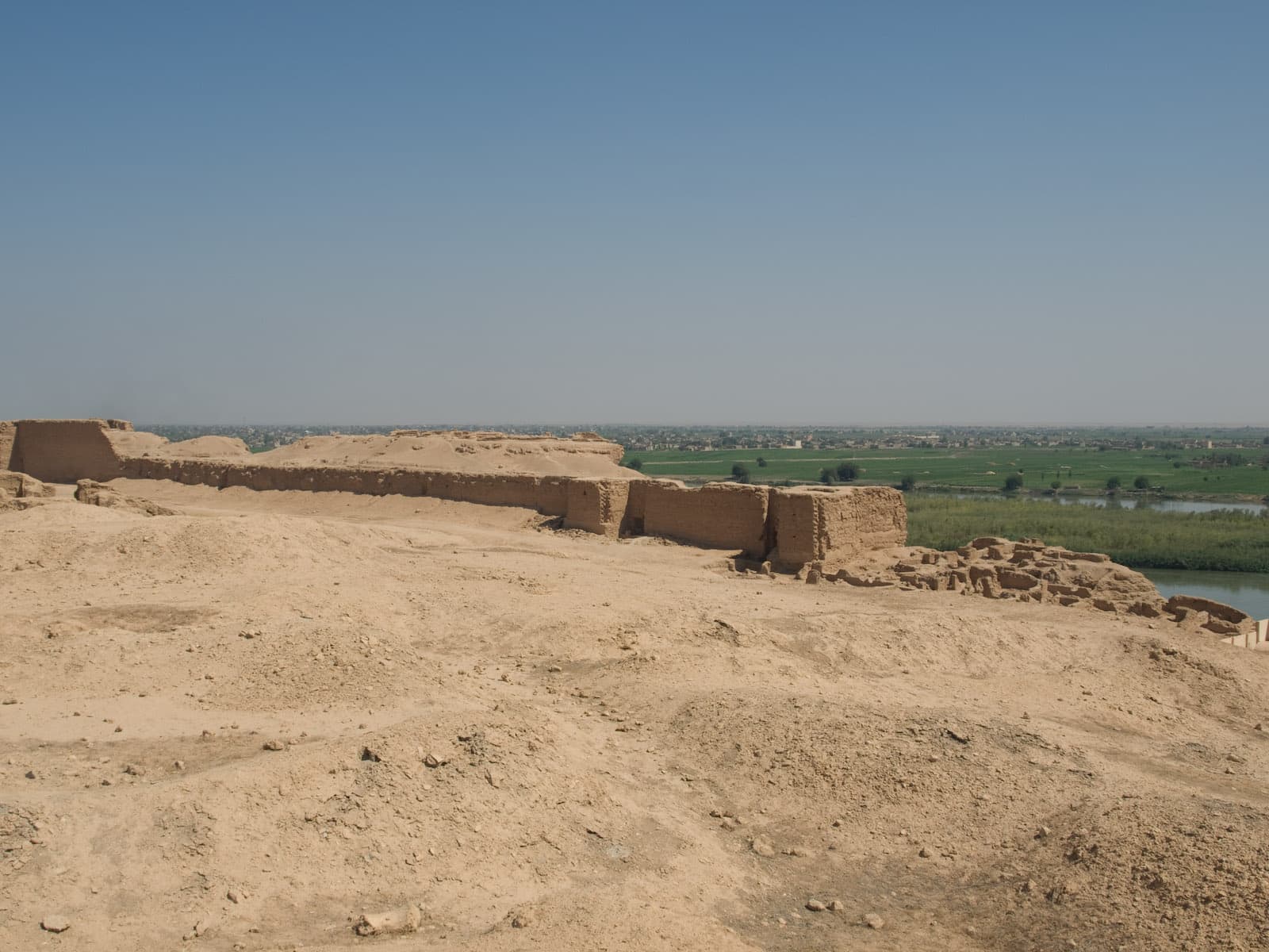Dura Europos'un kerpiç iç kalesi; altta Fırat vadisi, karşıda sulanan tarlalar ve Salihiye köyü