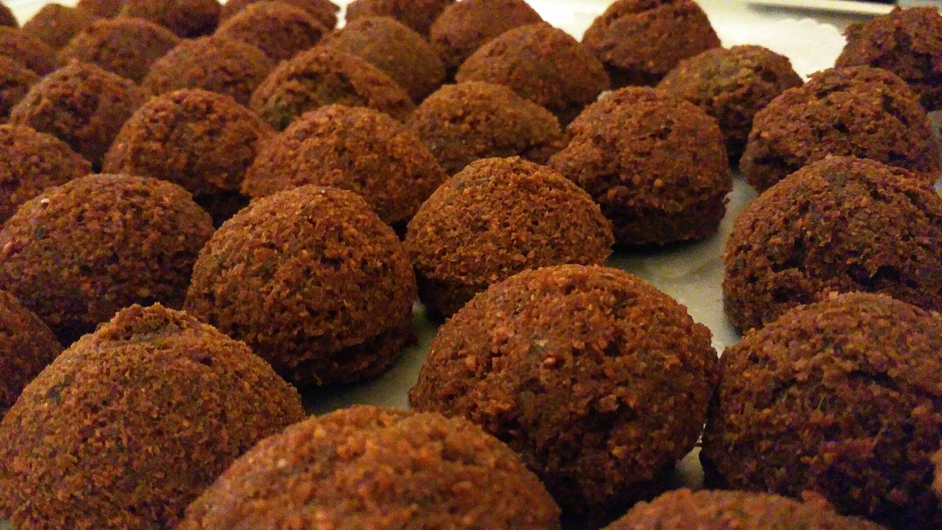 Tezgâhta sıra sıra dizilmiş, kızartılmış nohut falafelleri