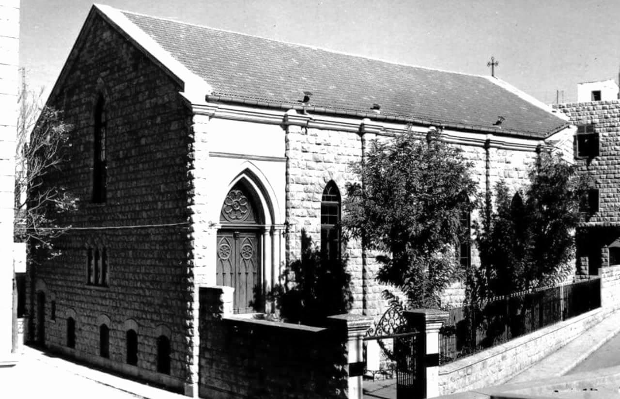 Halep Emmanuel Ermeni Kilisesi'nin taş cephesi, sivri kemerli kapısı ve kiremit beşik çatısı