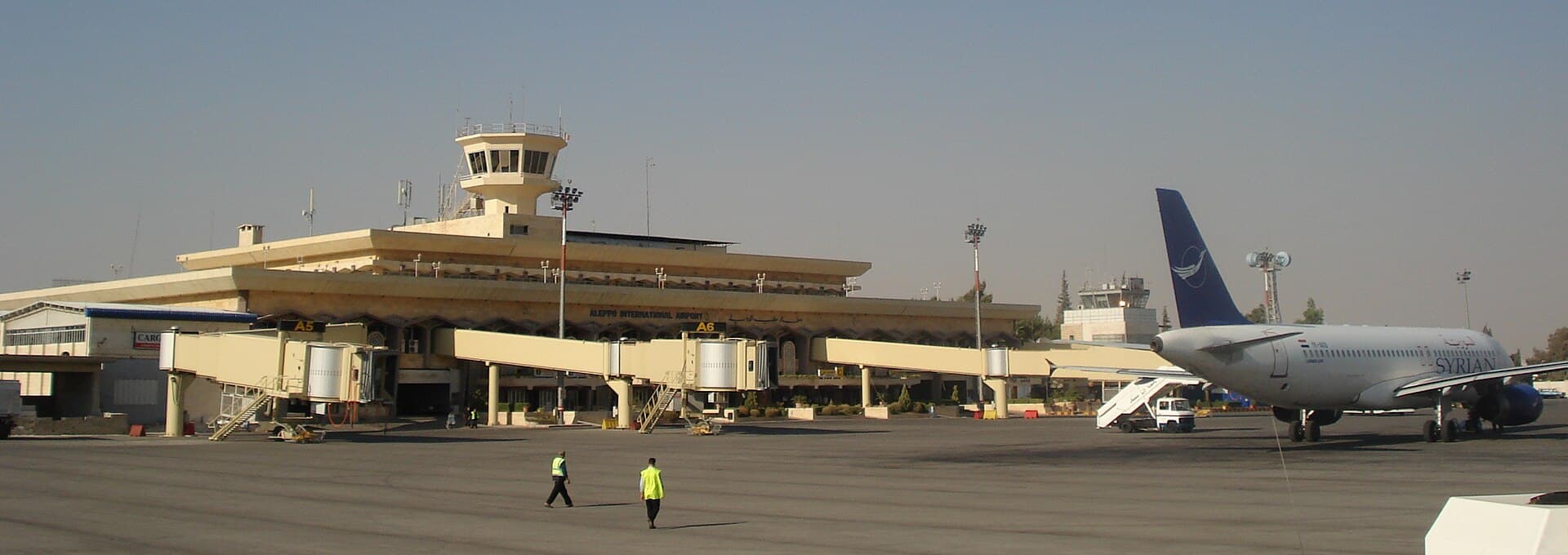 Halep Uluslararası Havalimanı'nın terminal binası, kule ve önündeki uçak
