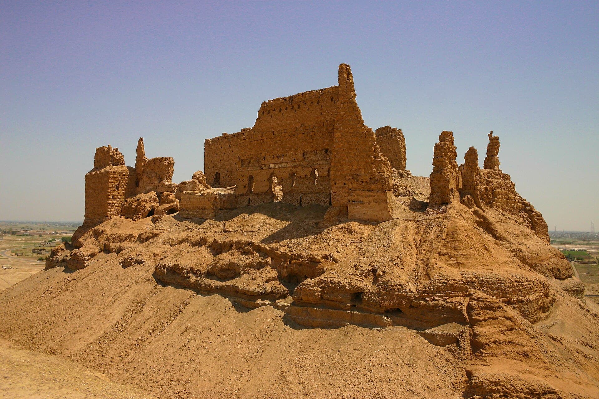 Rahbe Kalesi'nin kerpiç duvarları, Fırat vadisine bakan höyüğün üstünde.