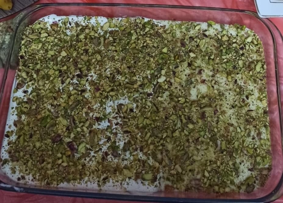 Cam tepside kaştaliyye: beyaz kaymak katının üstü baştan sona dövülmüş fıstıkla kaplı