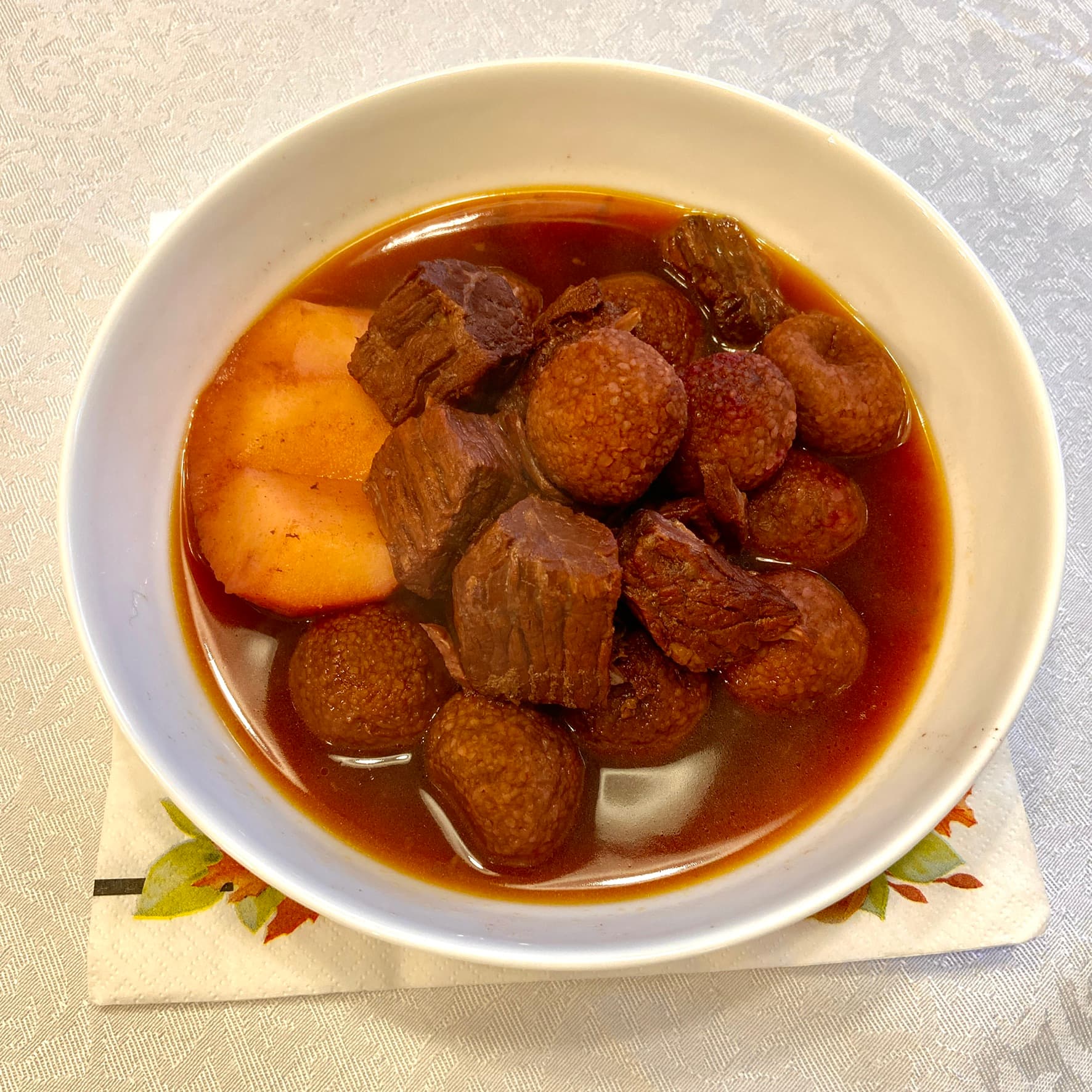 Koyu et suyunda kibbe köfteleri, et parçaları ve bir dilim ayva; kubbe sefercelliye kâsesi