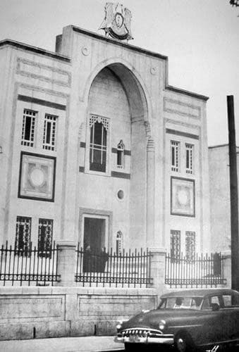 Suriye Parlamento Binası'nın sivri kemerli giriş nişi ve tepesindeki saat, eski bir fotoğrafta