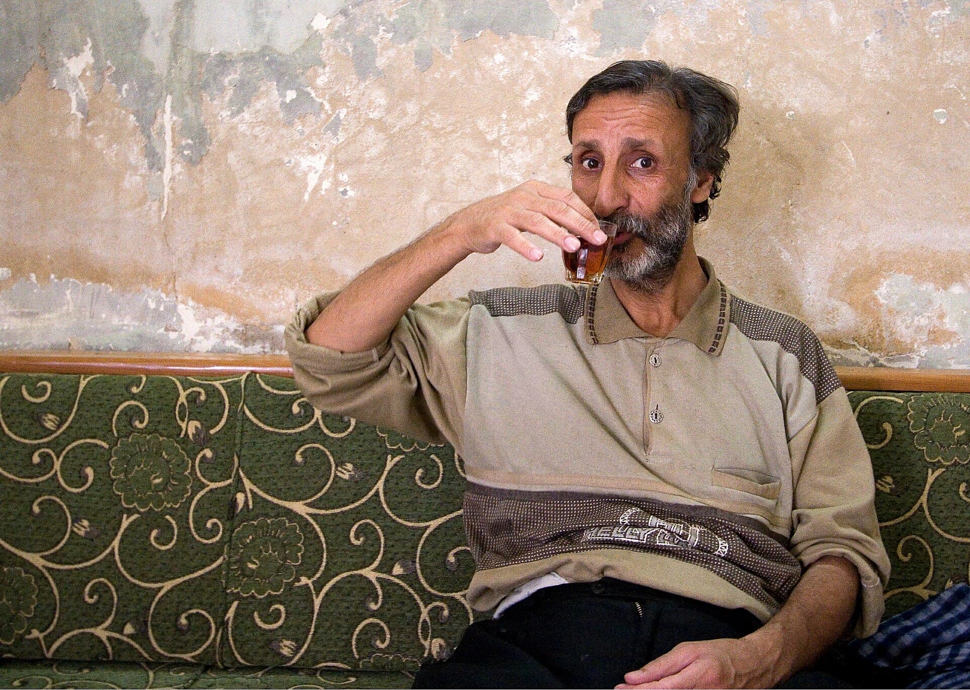 Halep'te bir kahvehanede ince belli bardaktan çay içen adam