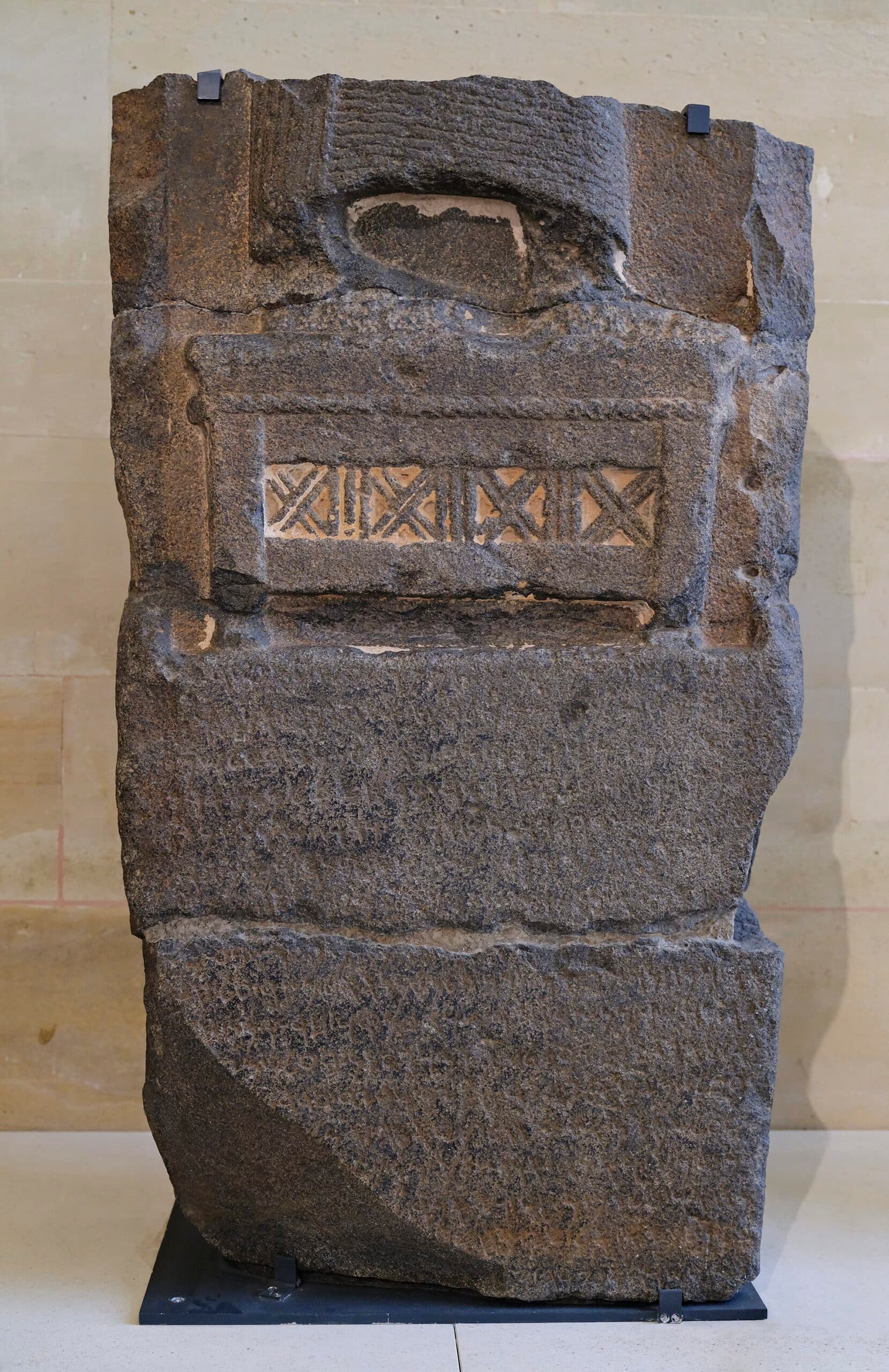Louvre'da sergilenen Zakkur Steli: Tell Afis akropolünde 1903'te bulunan, üstünde kırık bir heykel kaidesi ve geometrik bezemeli şerit, altında yıpranmış Aramice yazıt taşıyan bazalt blok