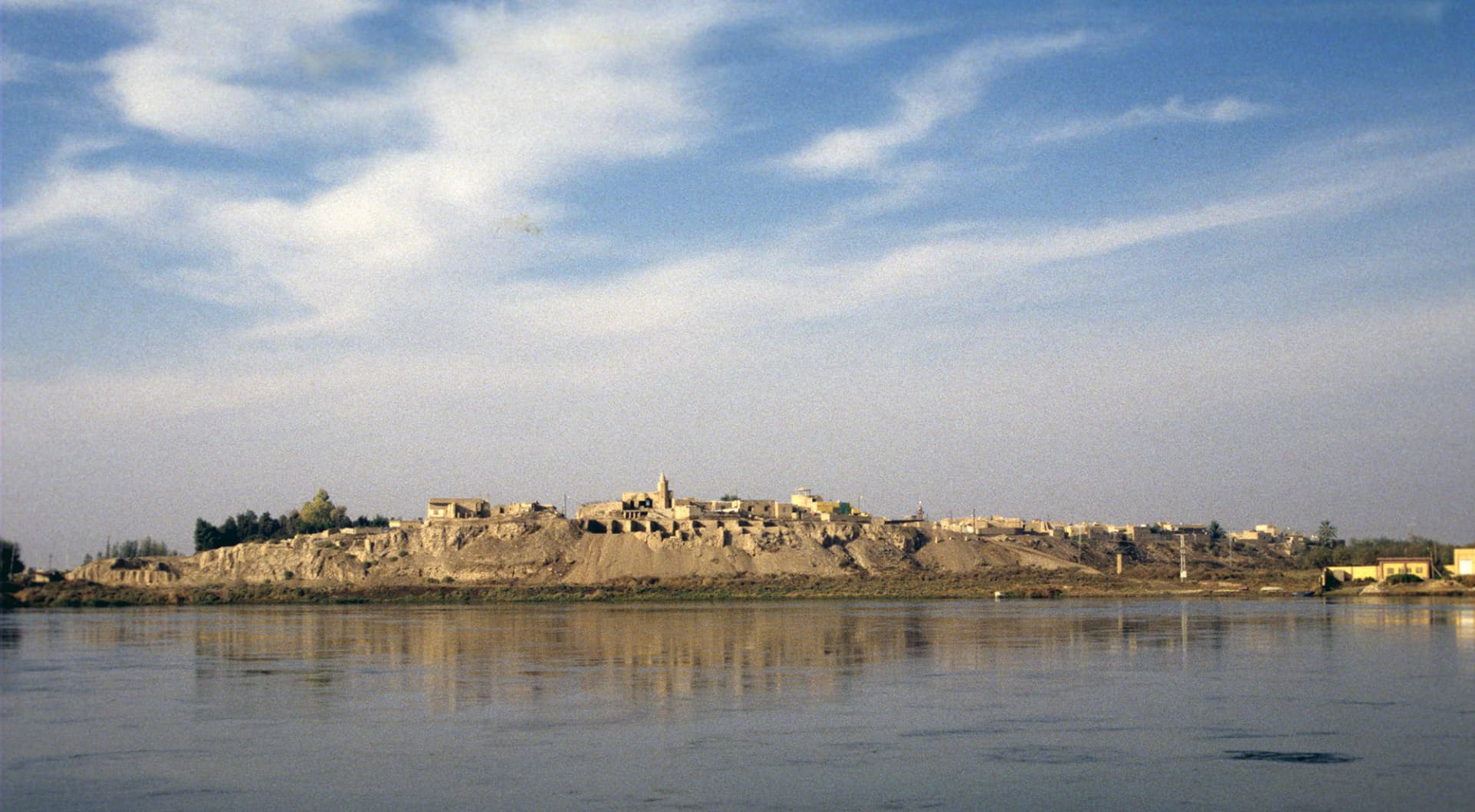 Fırat kıyısında Terqa höyüğü ve üstüne kurulmuş Aşara köyünün evleri