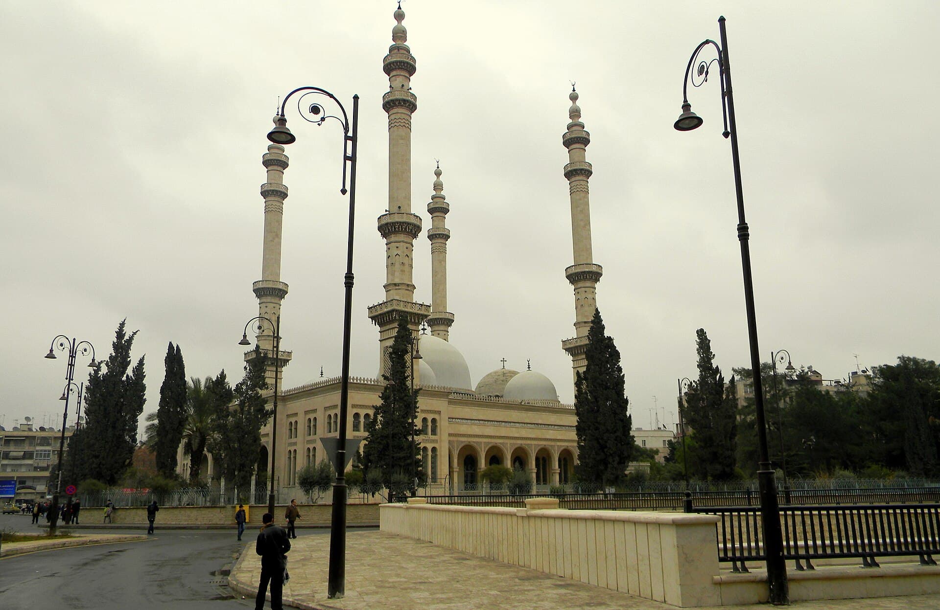 Tevhid Camii'nin dört yuvarlak minaresi ve kubbeleri; sağda Aziz Corcis Kilisesi'nin haçlı kubbesi